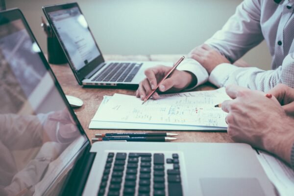 Descobre no nosso blog dicas úteis e práticas para começar o teu negócio online com sucesso!